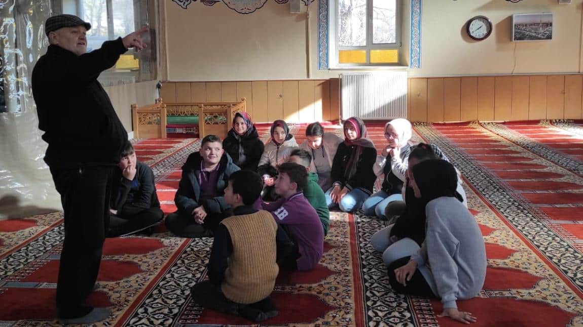 Öğrencilerimizden Camii ve Kabir Ziyareti